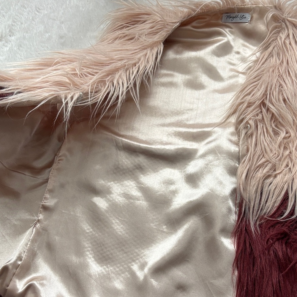 Stylish Faux Fur Vest in Light Pink and Burgundy - Picture 5 of 7